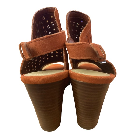 Marc Fisher Casha Womens 7 Burnt Orange Perforated Peep Toe 3” Block Heel -Flaw - Picture 7 of 11